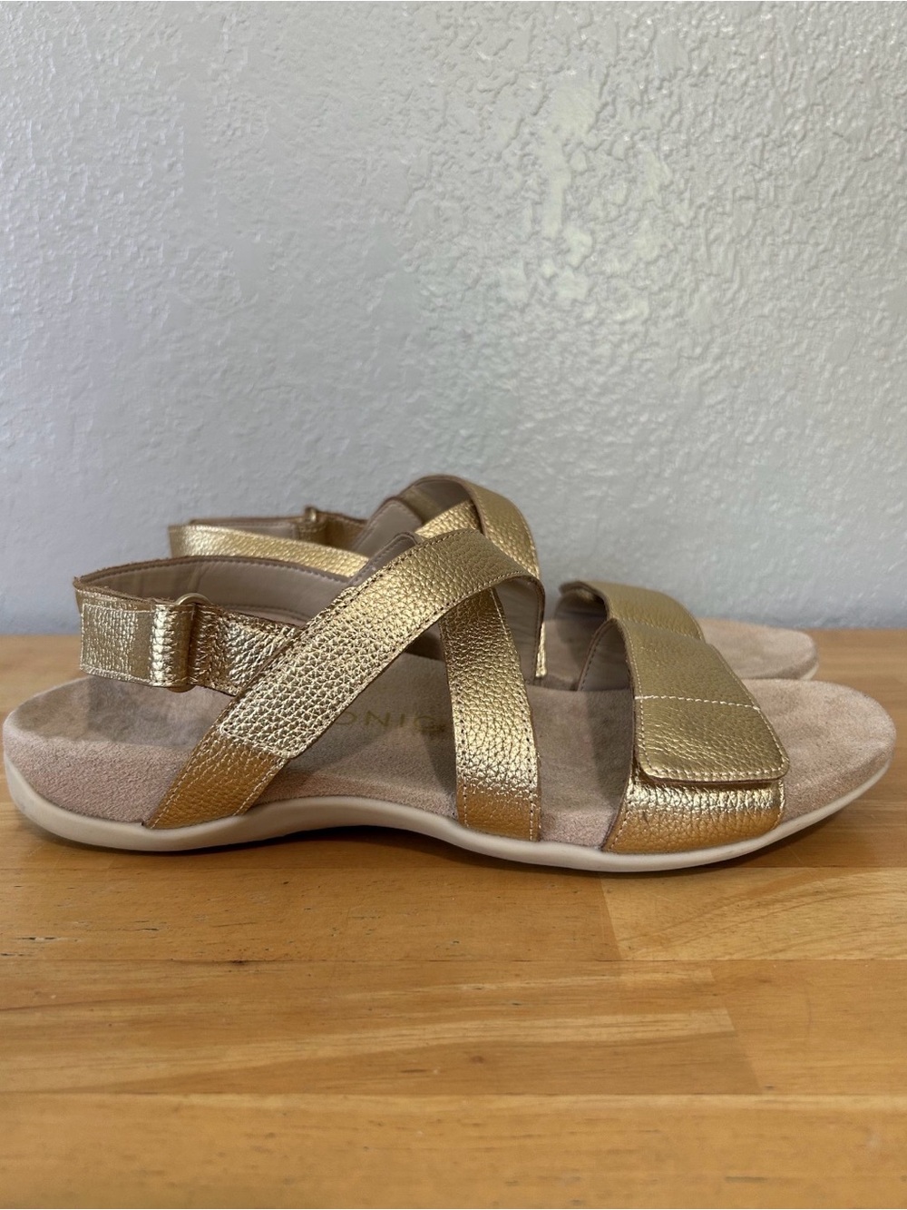 Vionic Raya Gold Metallic Strappy Comfort Sandals Women’s US 9.5 Hook & Loop